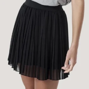 NAKD två kjolar  - Jag säljer dessa två kjolar i dessa färger. Säljerpågrund av att de inte kommer till användning. Skriv för mer bilder. Storlek s men passar både xs och m. 70kr för en kjol och 100kr för båda 