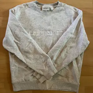 Grå Carhartt tröja i strlk xs. Bra skick och superskönt material.
