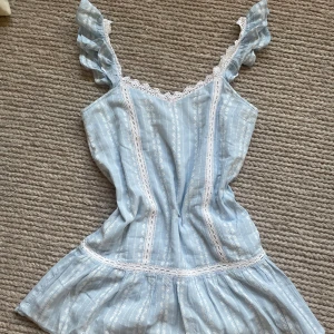 Sommarklänning  - Otroligt söt sommarklänning som jag köpte inför midsommar men inte kom till användning🩵 volanger på axlarna och i mini längd OBS! Åker på 3 veckors semester imorgon (29/6) kväll så köp innan lunch imorgon om ni vill ha den i juli!💕☀️
