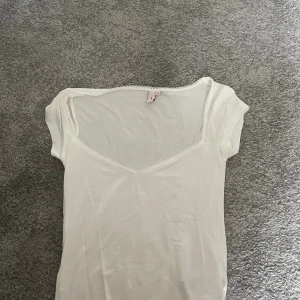 Topp  - Säljer en romance topp från Nelly som jag aldrig använt men har tyvärr tacit blrt prislappen💕💕