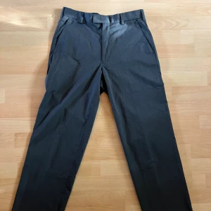 Kostymbyxor  - Grå kostymbyxor. Står ingen storlek i dom men skulle gissa på typ W28 och L30/31.