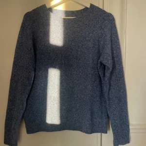 stickad tröja  - säljer en blå stickad tröja ifrån Vero Moda, mycket bra skick!!
