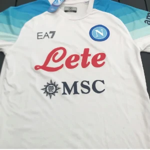 Napoli  fotbollströja  - Nopoli fotbollströja storlek S har provat en gång den är ny tvättad säljer den för att den är för stor