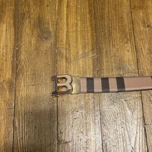 Burberry bälte  -  burberry bälte helt nytt använt fåtal gånger och är i super fint skick
