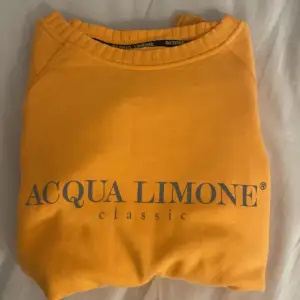 Säljer en Acqua limone tröja som aldrig kommit till användning. Väldigt skönt material inuti, Nypris är 1100kr. Skriv för intresse!💗