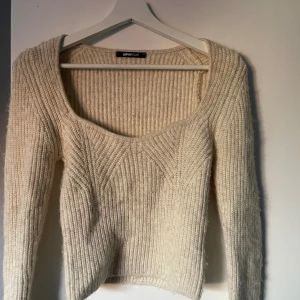 Stickad tröja  - Jätte bra skick, använd en gång 