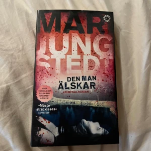 Spännande kriminalroman  - Helt ny pocketbok skriven av Mari Jungstedt ”den man älskar”  Det är en kriminalroman så den passar för er som vill läsa spännande och samtidigt romantiska böcker💕 40kr och köparen står för frakten💕 