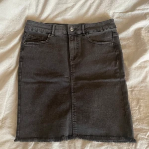 jeans kjol  - svart jeans kjol, bra skick. den har ett väldigt stretchigt material och är därför väldigt skönt på! 