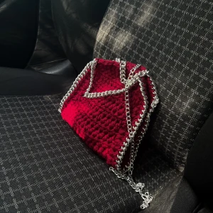 Sommarens väska!🤩 - Beställ nu din egendesignade väska till sommaren!🤩 Välj storlek, färg på tyg och kedja själv🤍✨ Passar till alla sommarens outfits🦋 Skicka ett meddelande antingen här eller på instagram @sstyleby.e 🤍🧿✨🦋