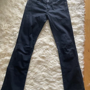 Lågmidjade bootcut jeans - Supersnygga jeans från Wrangler, använda men fortfarande i bra skick. Säljer för att de inte passar💗 Midjemått rakt över: 39cm, Innerbenslängd: 88cm