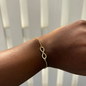 Guld infinity armband  - Guld planterad stainless steel, nyskicka, justerbar. Köpare står för frakt men kan bli gratis med bundle köp med tre produkter eller mera (ej spårbart) :)