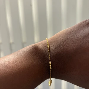Guld armband  - Enkel och fin guld planterad armband, nyskick och justerbar. Köpare står för frakt men kan vara gratis om man köper en bundle med tre produkter eller mera (ej spårbart) :)