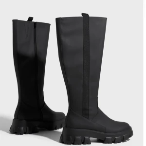Knä höga boots - Knee high boots oanvända! Säljes pga aldrig kommit till användning. Storlek 40 men är små i storleken. Nypris 900kr  Priset kan diskuteras vid snabb affär