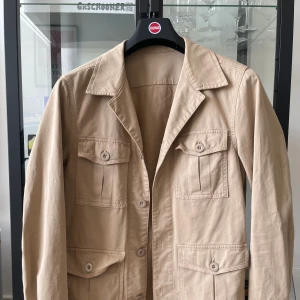 Oscar Jacobsson Overshirt/Jacka - Säljs pga fel storlek. Använd under 10 ggr så 10/10 cond.  Nypris: 2499kr Produkt: Safari Shirt Jacket Storlek: S