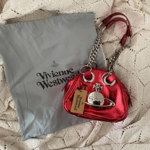 Vivienne Westwood archive bag - 🪩 Vivienne Westwood ”archive chain” bag i metallic röd. Den är helt ny. Fått i present men den är inte min färg :( Tycker den förtjänar ett fint hem! 💗🪩 Dustbag medföljer. 