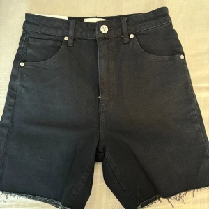Jeansshorts  - Säljer mina helt nya jeansshorts från Abrand, Helt nya med lappar kvar, ny pris 799kr💓 säljer då dom är för små för mig, Pris går att diskutera🫶