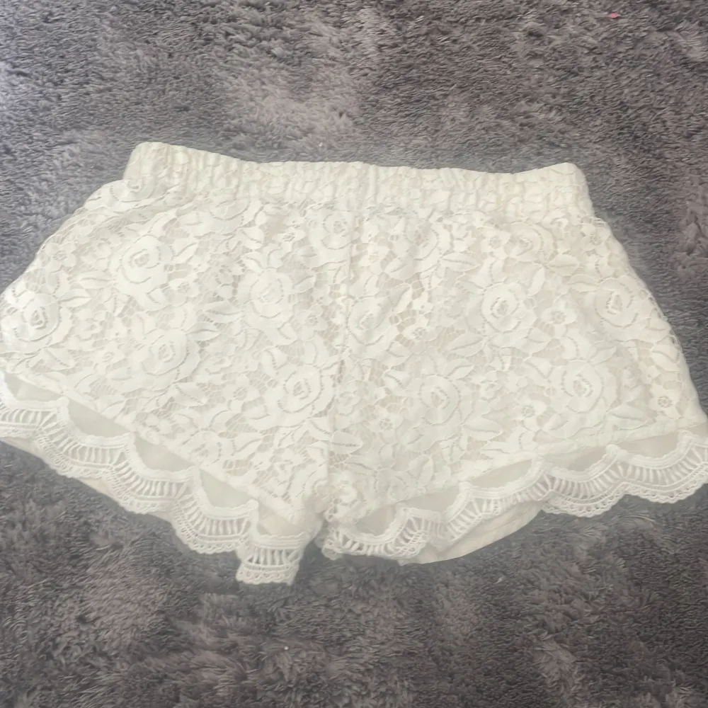 Säljer dessa vita spetsshorts i storlek M men som sitter som xs/s skulle jag säga,även stretchiga💗knappt använda . Shorts.