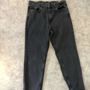 Stradivarius svarta jeans - För fler bilder skriv privat