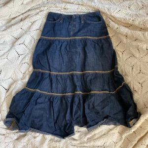 Vintage Jeanskjol - 🪩 Underbar vintage jeanskjol med lager.🪩 Storlek S, mått:  Midja - 36cm Längd - 80 cm