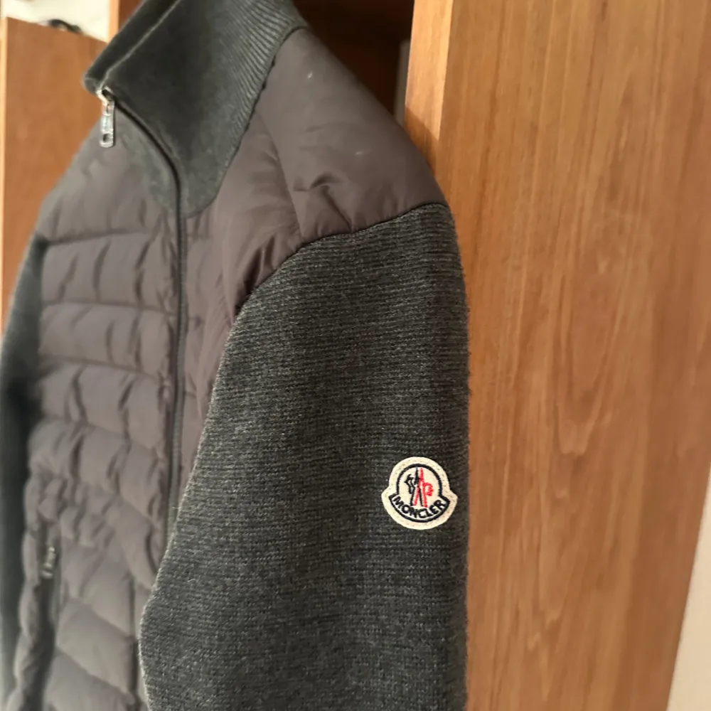 Moncler cardigan. Storlek S. Skick 9/10 som ny. Pris 4299kr. Köpt i Köpenhamn(ingår kvitto) inga byten eller bud. . Jackor.