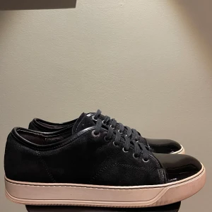 Lanvin skor  - Hej! Säljer nu dessa super snygga lanvin skor. Skorna är i toppskick 9/10. Med skorna medföljer box och dustbag 