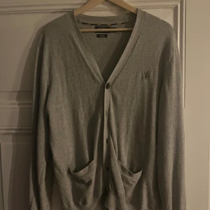 Ralph lauren Cardigan  - Väldigt snygg Ralph lauren cardigan  En vintage model osäker på årtal men i mycket fint skick 9/10