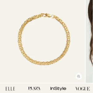 Helt nytt Mockberg armband - Intressekoll!! Armbandet är tillverkat i massivt rostfritt stål och har en 18K guld PVD-beläggning, vilket gör det både slitstarkt och vattentåligt. Du kan bada, duscha och träna med detta armband utan oro för att det ska tappa färg. Förlängningskedjan går att ta av. Är minst 16cm och 19cm som störst. Inga skambud då jag inte kommer svara. Köparen står för frakten ❤️