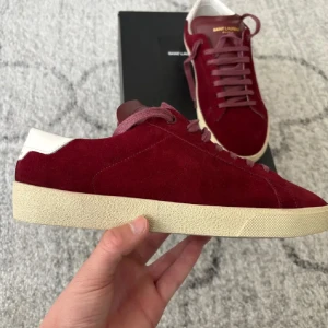 Saint Laurent skor - Säljer nu ett par saint Laurent skor. Skorna är i storlek 41 men kan även passa 42. Skorna är använda max en gång och i väldigt bra skick. Box ingår. Nypris på skorna ligger på runt 7000kr. Hör av er vid frågor om skor eller pris. 