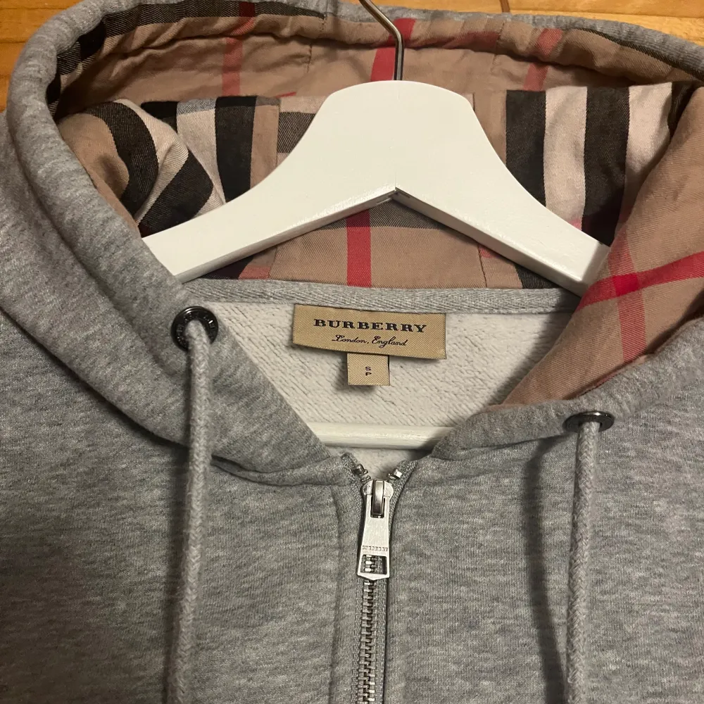 Säljer en schysst Burberry zip hoodie i färgen grå. Säljer pga den inte passar mig längre. Inga skador eller så och otroligt skön. Priset kan diskuteras. Hoodies.