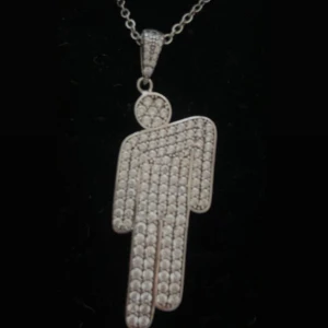 og blohsh - Köptes på PLICK. Inga skador på själva kedjan eller Blohshen. Inga diamanter saknas heller.  Inklusive og lådan:)  kontakta innan köp!