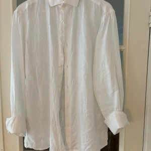 Vit linneskjorta  - Vit linneskjorta från Bruun Stengade, storlek M, Nyskick använd välidgt få ggr
