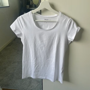 Vit basic tshirt - Vit basic tshirt, aldrig använd