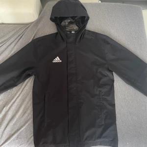 Adidas windbreaker - Säljer adidas windbreaker som är väldigt skön och lättvikt storlek S. Den har 2 skador som man inte kan se och är innuti jackan. Den är vatten tät men inte vindtät. Köpt 1099kr mitt pris 600kr. Pris kan diskuteras