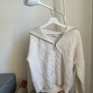 Jätte mysig stickad tröja från Cubus. Perfekt till en kallare sommarkväll tillsammans med en kjol.