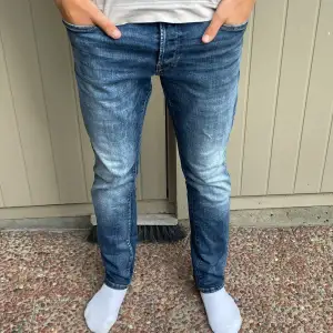 Säljer dessa feta Jack and Jones jeansen som är helt perfekta till sommaren ☀️🌊 dom är i topp skick!! Storlek 33/30 men passar 30/32 och storlekarna där imellan!  Medel: glenn  Nypris: 1100kr