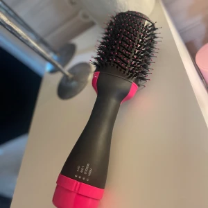 Rosa varmluftborste - Knappt använd, i fint skick säljer för 150kr plus frakt❤️