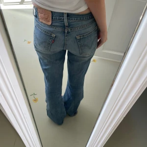 Levis bootcut lowwaist jeans - Så snygga! Lite tråd som gått upp vid knappen och nån söm som ”gått upp” lite se sista bilden men inga andra synliga defekter