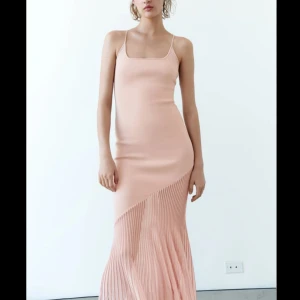 SÖKER ZARA KLÄNNING  - SÖKER❗️❗️❗️ I storlek XS eller S🩷