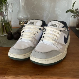 Nike full force low Retro - Storlek 43. Riktigt sköna retro skor som bara använts nån gång. Säljer för att jag köpte fel storlek. Pris kan diskuteras vid snabb affär.