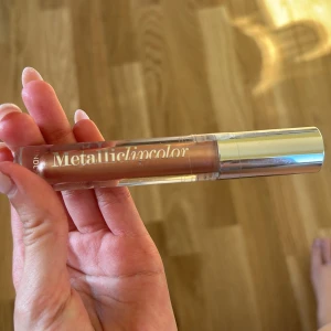 Läppglans🎀 - Ett läppglans från Lindex i färgen satin sand. Helt oöppnad, nyskick.