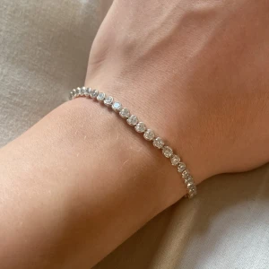 Armband  - Superfint armband som inte används eftersom jag mest använder guld smycken. 