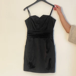 Mini klänning  - En söt mini klänning som passar perfekt till en utekväll. Klänningen är helt ny, aldrig använts och finns prislapp på. 