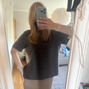 Soft goat tröja - Brun Kashmir tröja från softgoat. Denna färgen sälj inte längre på hemsidan och är knappt använd! Nypris 2 195 kr, säljer för 1 200 kr!
