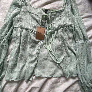 Ljus grön blus - En ljus grön blus köpt från Sellpy men är ifrån shein, prislappen är kvar och den e helt oanvänd🩷