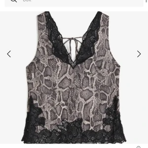 Fest topp - Såå snygg spets topp perfekt till fest med ormskinn mönster! 