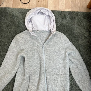 Ull cardigan  - Sjukt snygg cardigan från Paul Taylor i storlek L. Väldigt bra skick och köptes nypris för 