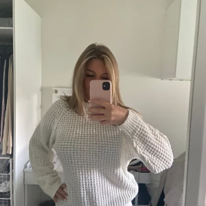 Stickad tröja  - Vit stickad tröja från lager 157!!🩷🩷 FINNS ÄVEN I SVART OCH RANDIG!💕💕