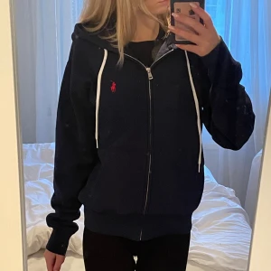 Ralph Lauren tröja - Säljer min jättefina Ralph Lauren tröja. Köpte för 2 månader sedan och använt max 5 gånger så ser sprillans ny ut. Säljer pga att jag tyvärr inte får någon användning av den längre. Köpte för 2200kr