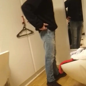Jeans  - Säljer ett par jeans i strl 164 (14 åringar). Dem är i mycket bra skick. Knappt använda. Dem är ifrån lab industries. På första bilden ser ni jenasen på min lillebror. Han är 153cm lång! Säljer dem för 150kr + frakt!
