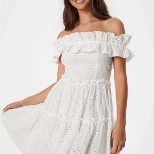Vit klänning  - Jättefin, vit, off-shoulder klänning från boohoo. Använd en gång och i fint skick! Köptes för 899kr. Skriv för fler bilder eller frågor💓💓